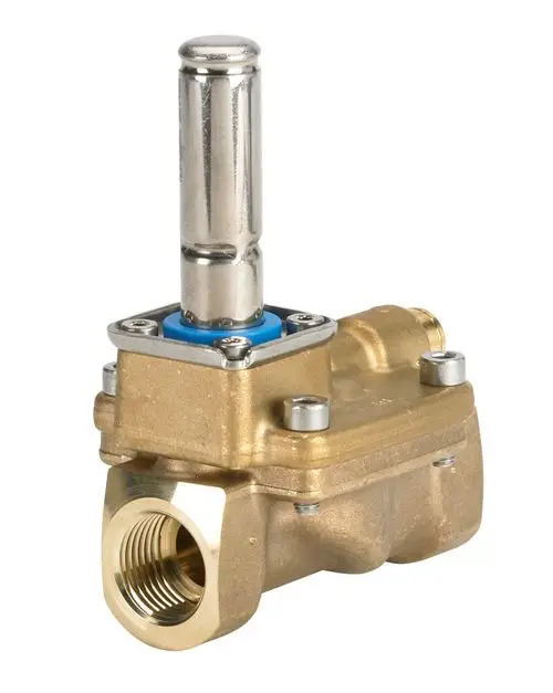 Magnetventil aus Messing mit einer vertikalen Edelstahlstange und blauen Dichtungen, hergestellt von Danfoss. Anschlüsse für Rohrleitungen sind vorhanden.